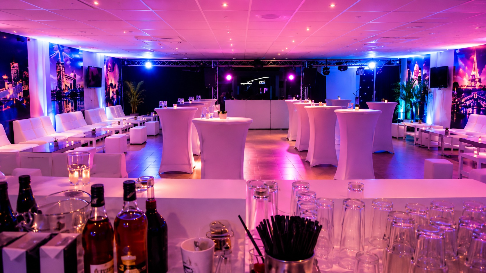 Salle privatisée Goolfy en mode cocktail avec mange-debout et bar