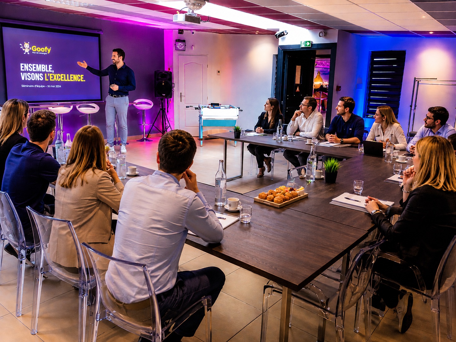 Salle en configuration séminaire d'entreprise avec écran de projection