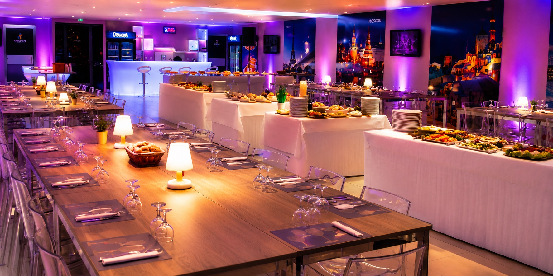 Salle privatisée Goolfy en configuration banquet avec buffet